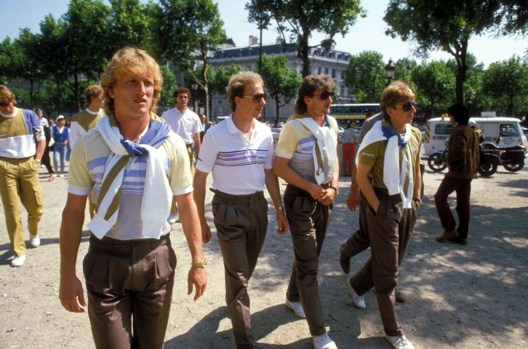 Deutsche Nationalspieler flanieren bei der EM 1984 durch Paris