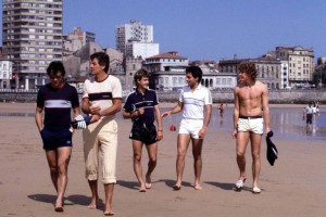 Bildnummer: 00992489  Datum: 21.06.1982  Copyright: imago/Sven Simon Ein freier Tag wird zum gemütlichen Schlendern am Strand, v.li.: Felix Magath, Co-Trainer Erich Ribbeck, Pierre Littbarski, Hansi Müller und Torwart Harald - Toni -  Schumacher (alle BR Deutschland); Hans, Vdia, quer, Ausflug, Spaziergang, spazieren, gehen, Assistent, Assistenztrainer, Freizeit, Weltmeisterschaft 1982, Nationalmannschaft, Nationalteam, Gijon Fußball WM Herren Mannschaft Gruppenbild optimistisch Randmotiv Personen Image number 00992489 date 21 06 1982 Copyright imago Sven Simon a free Day will to comfortable Stroll at Beach v left Felix Magath Co team manager Erich Ribbeck Pierre Littbarski Hansi Mueller and Goalkeeper Harald Toni Schumacher all BR Germany Hans Vdia horizontal Outing Walk walk go Assistant Assistant coach Leisure World Cup 1982 national team National team Gijon Football World Cup men Team Group photo optimistic Rand motive Human Beings