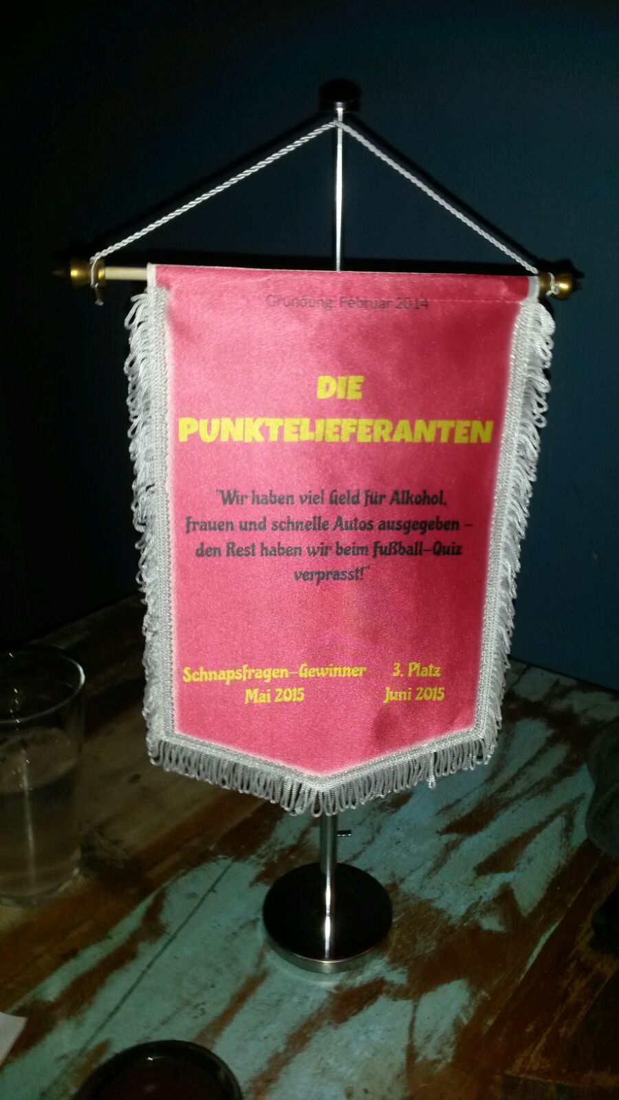 Grüne Giraffen galoppieren davon